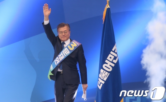 문재인 더불어민주당 대선 주자가 3일 서울 구로구 고척스카이돔에서 열린 제19대 대통령후보자 수도권·강원·제주 선출대회에서 당원들을 향해 손을 흔들고 있다. /사진=뉴스1