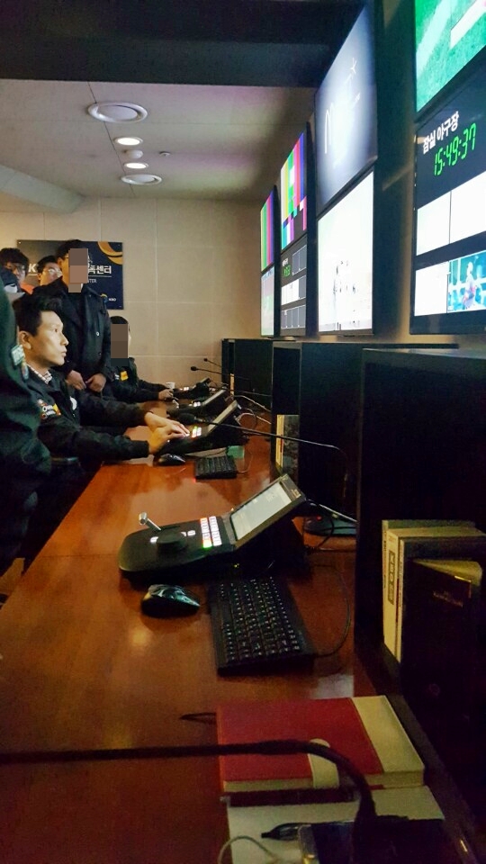 지난 2일 잠실구장 한화-두산전. 6회 2사 후 심판들이 하주석의 몸에 맞는 볼에 대해 비디오 판독을 요청하고 있다. 이 비디오 판독에는 개막 3연전 중 가장 긴 약 5분 정도가 소요됐다.