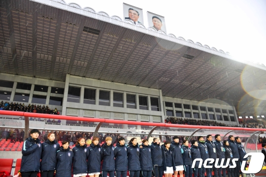 한국여자축구 대표 윤덕여 감독과 선수들이 5일 평양 김일성경기장에서 열린 AFC 여자축구 아시안컵 예선 인도와의 경기에서 애국가를 부르고 있다. /사진=평양 사진공동취재단(뉴스1)