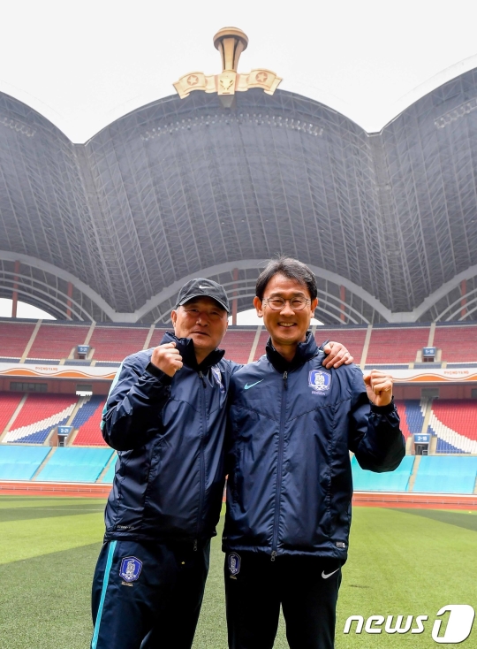 6일 여자축구 대표선수들이 훈련장으로 사용하고 있는 능라도경기장을 찾은 윤덕여 감독이 90년 남북통일축구 당시를 회상하며 김호곤 축구협회 부회장과 선전을 다짐하는 화이팅을 외치고 있다. /사진=평양 사진공동취재단(뉴스1)