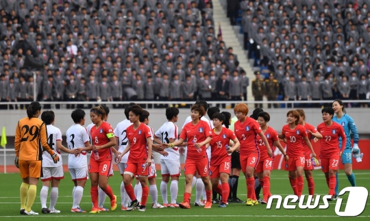 대한민국 여자축구 대표팀 선수들이 7일 평양 김일성경기장에서 열린 여자축구 아시안컵 예선전 북한과의 경기에서 1-1 무승부를 거둔 이후 북한 선수들과 인사를 하고 있다. /사진=평양 사진공동취재단(뉴스1)