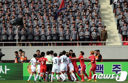 7일 오후 평양 김일성경기장에서 열린 '2018 여자축구 아시안컵' 예선 대한민국과 북한의 경기 후반 대한민국 장슬기(19번)가 동점골을 성공시킨 후 환호 하고 있다. /사진=평양 사진공동취재단(뉴스1)