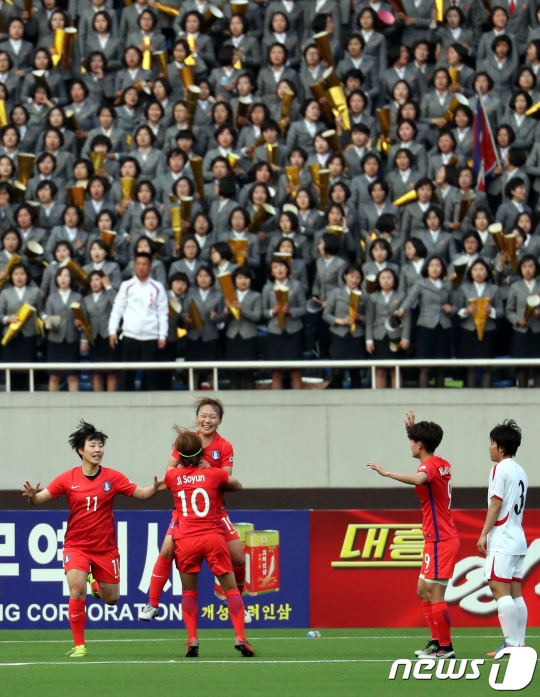 7일 여자축구 아시안컵 예선전 대한민국과 북한의 경기가 펼쳐진 평양 김일성경기장에 태극기와 인공기가 펄럭이는 가운데 평양시민들이 관중석을 가득 메우고 있다. /사진=평양 사진공동취재단(뉴스1)