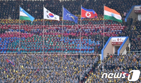 한국여자축구 대표 윤덕여 감독과 선수들이 5일 평양 김일성경기장에서 열린 AFC 여자축구 아시안컵 예선 인도와의 경기에서 애국가를 부르고 있다. /사진=평양 사진공동취재단(뉴스1)