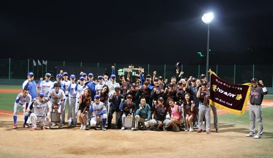 지난 8회 대회 결승전 직후 우승팀 라바(오른쪽)와 준우승팀 이기스 선수들이 함께 포즈를 취했다. /사진=한스타 제공