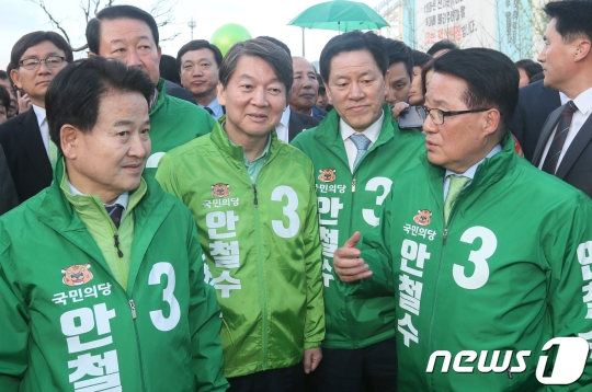 안철수 국민의당 대선 후보가 17일 광주 동구 5.18 민주광장에서 열린 집중유세를 마치고 박지원 대표와 대화를 하고 있다./사진= 뉴스1