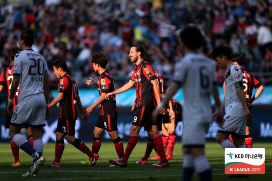 골을 넣은 뒤 기뻐하는 데얀과 FC서울 선수들. /사진=한국프로축구연맹 제공