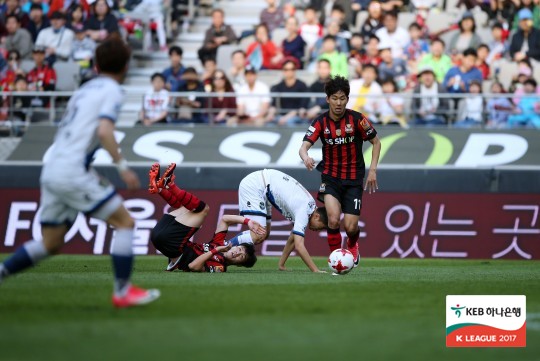 돌파를 시도하고 있는 윤일록(오른쪽). /사진=한국프로축구연맹 제공