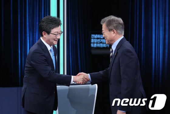 문재인 더불어민주당 대선후보와 유승민 바른정당 대선후보가 23일 오후 서울 여의도 KBS 본관에서 열린 '중앙선관위 주최 대선후보 TV토론회'에 참석해 악수를 나누고 있다./사진=뉴스1