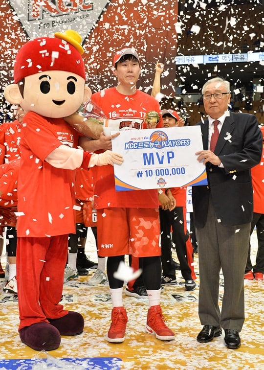 플레이오프 MVP를 수상한 오세근. /사진=KBL 제공
