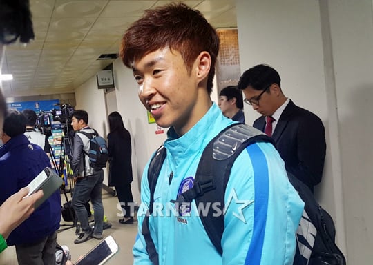 11일 경기 후 믹스트존에서 인터뷰에 응하고 있는 강지훈. /사진=김우종 기자