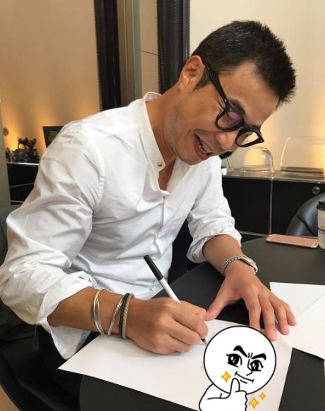 계약서에 서명 중인 한동철 전 엠넷국장 /사진=양현석 SNS