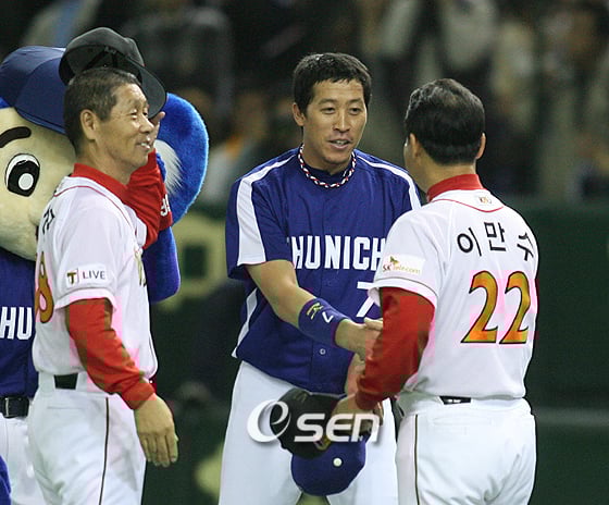 주니치 시절 이병규(가운데)와 김성근 당시 SK 감독(왼쪽)의 모습. 이만수(오른쪽) 당시 코치가 이병규와 악수를 하고 있다.