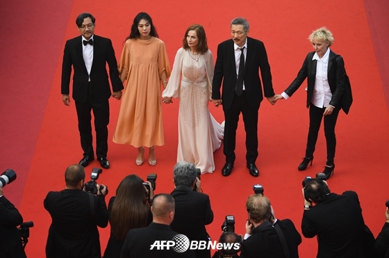 '클레어의 카메라' 팀의 레드카펫 /AFPBBNews=뉴스1