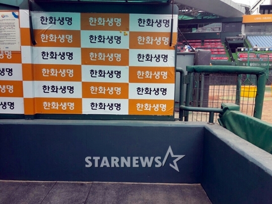23일 오후 한화 더그아웃. 김성근 감독의 스탠딩 책상과 의자가 자취를 감췄다. /사진=김동영 기자