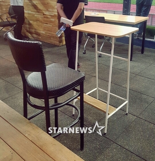 김성근 감독 전용 스탠딩 책상과 의자. /사진=스타뉴스