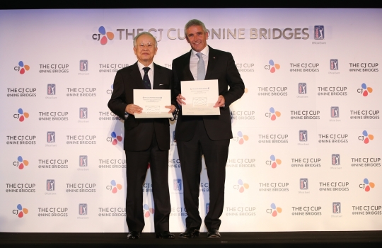 CJ 손경식 회장(왼쪽)과 PGA 투어 제이 모나한 커미셔너. /사진=PGA