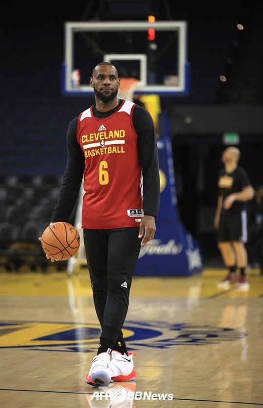 2일 열리는 NBA 파이널을 앞두고 훈련중인 르브론 제임스. /AFPBBNews=뉴스1