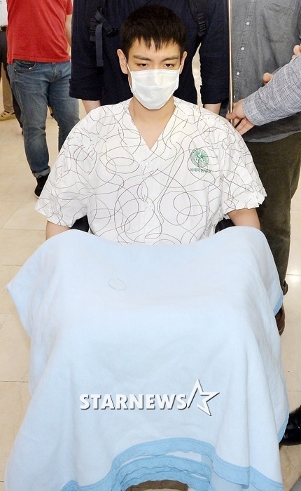 빅뱅 탑이 9일 오후 서울 이대목동병원에서 퇴원하고 있다. /사진=김휘선 기자