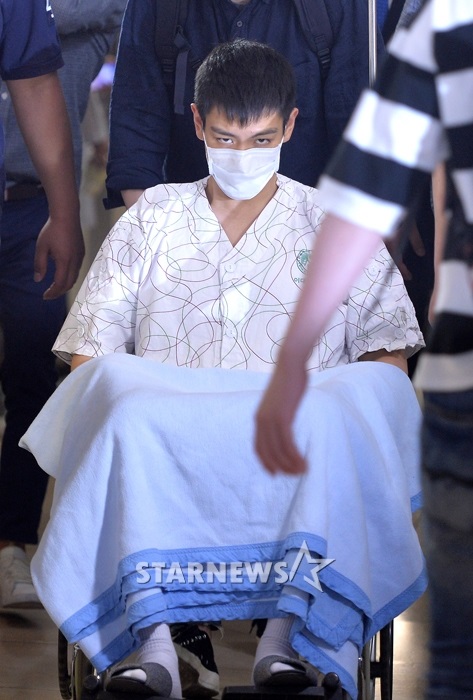 빅뱅 탑이 9일 오후 서울 이대목동병원에서 퇴원하고 있다./사진=김휘선 기자