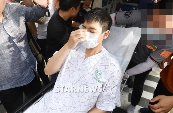 빅뱅 탑이 9일 오후 서울 이대목동병원에서 퇴원하고 있다./사진=김휘선 기자