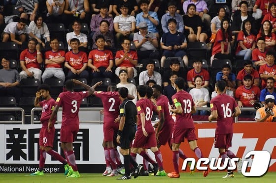 2-0을 만든 다음 카타르 선수들이 기뻐하고 있다. /사진=뉴스1