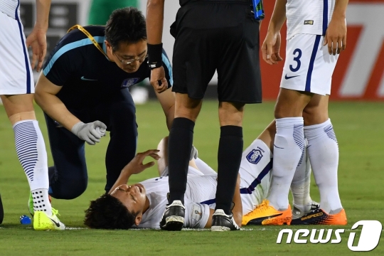 부상으로 쓰러진 손흥민./사진=뉴스1