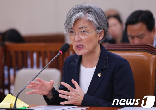 강경화 외교부장관 후보자가 지난 7일열린 인사청문회에서 의원들의 질의에 답하고 있다. /사진= 뉴스1