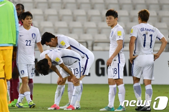 대한민국 축구 대표팀 선수들이 14일 새벽(한국시간) 카타르 도하에 위치한 자심 빈 하마드 경기장에서 열린 '2018 러시아 월드컵 아시아지역 최종예선' A조 8차전 대한민국과 카타르의 경기에서 2대3으로 패배하고 아쉬워하고 있다. /사진=뉴스1