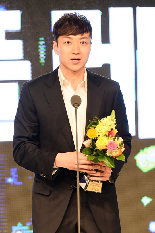 2016-2017 KCC 프로농구 시상식에서 '이성구 페어플레이상'을 수상한 김영환. /사진=KBL 제공
