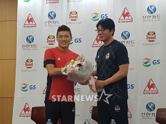 이명주와 황선홍 감독./사진=심혜진 기자