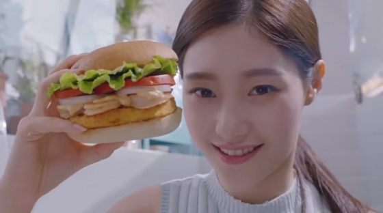 정채연
