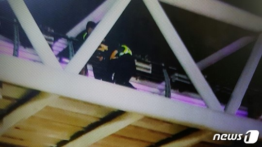자살기도하는 시민을 구하는 한정국씨 / 사진=부산사상경찰서News1