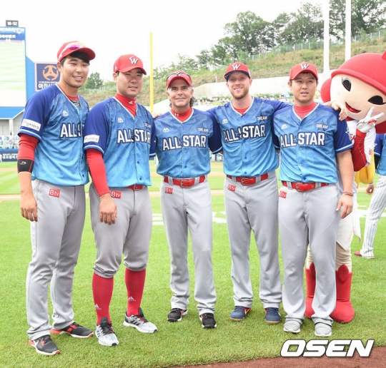 왼쪽부터 한동민, 이재원, 트레이 힐만 감독, 켈리, 최정.