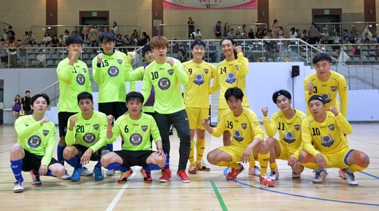 개막일 두번째 경기로 열린 FC원(왼쪽)과 풋스타즈가 경기를 마치고 함께 파이팅을 외쳤다./사진=한스타