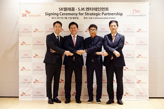 김영민 SM엔터테인먼트 총괄사장(왼쪽부터), 박정호 SK텔레콤 사장, 이수만 SM엔터테인먼트 총괄 프로듀서, 서성원 SK Planet 사장/사진제공=SM엔터테인먼트