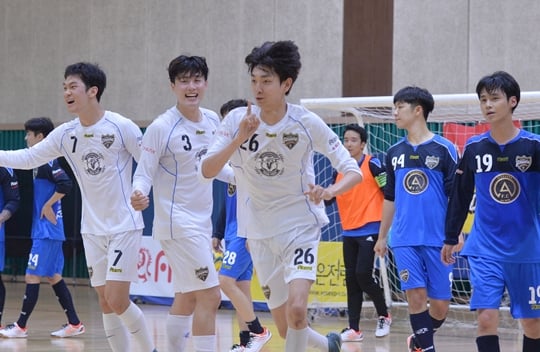 팀퍼스트 김동현(가운데)이 3-4로 지고 있는 4쿼터, 종료 50초를 남기고 극적인 동점골을 터뜨리며 골 세리머니를 하고 있다. /사진=한스타 제공