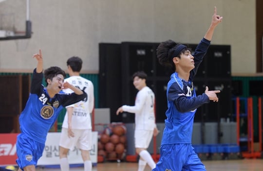 FC어벤저스 정하(오른쪽)가 지난 16일 고양시 어울림누리 다목적체육관에서 열린 스타스포츠배 제2회 고양-한스타 연예인 풋살대회 개막전 팀퍼스트와의 경기서 첫 골을 터뜨리며 환호하고 있다. /사진=한스타 제공