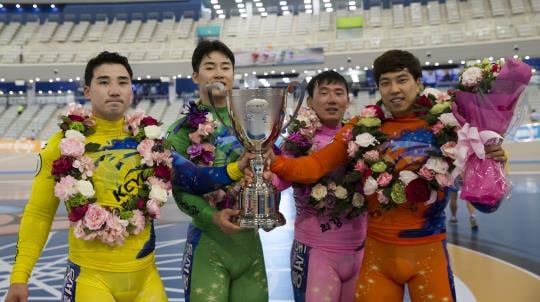 동서울팀이 훈련지 리그전 우승을 차지한뒤 기뻐하고 있다/사진제공=국민체육진흥공단