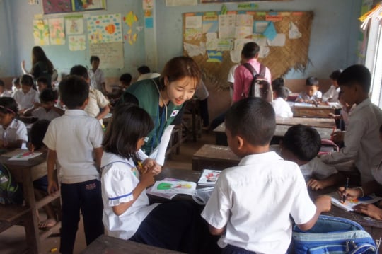 미술교육시간. 그림에조차 아이들의 순박함이 가득하다.
