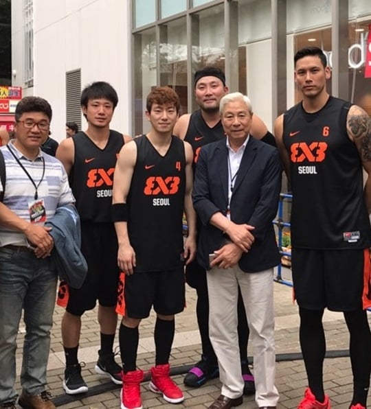 대한농구협회 방열 회장과 한국 3대3 농구 연맹 김도균 회장 일본 우쓰노미아에서 열린 FIBA 월드투어에 출전한 선수들과 기념촬영을 하고 있다. /사진=한국3대3농구연맹