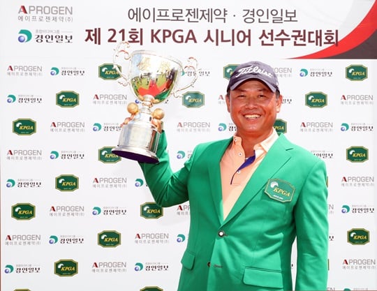 KPGA 시니어 선수권대회 우승자 신용진. /사진=KPGA 제공