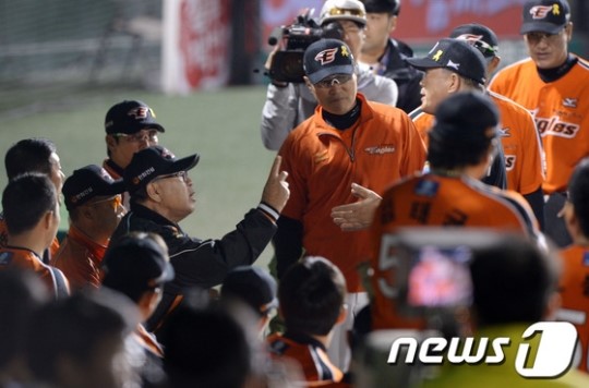 2014년 5월 21일. 목동구장. 당시 한화 김응룡 감독이 문승훈 구심에게 항의하고 있다. /사진=뉴스1