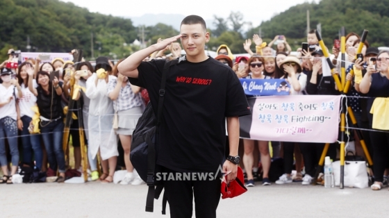 팬들의 배웅을 받으며 입대하는 지창욱/사진=철원(강원)=김휘선 기자