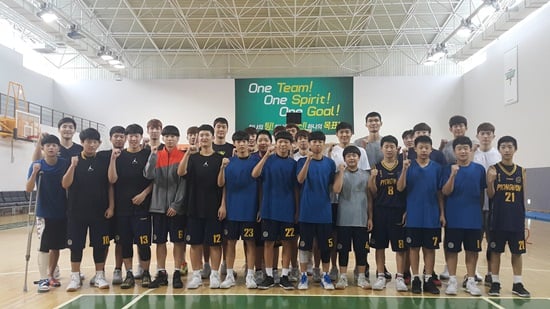 원주 동부가 농구 클리닉을 실시했다. /사진=원주 동부