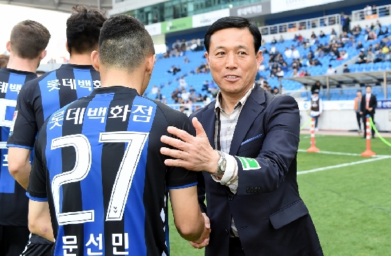 강인덕 신임 대표이사(오른쪽). /사진=인천유나이티드 제공