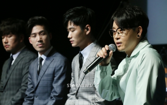 인디밴드 아이엠낫(왼쪽)과 가수 이승환(맨 오른쪽) /사진=이기범 기자