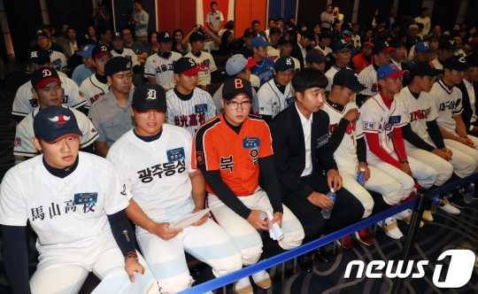 11일 서울 중구 웨드틴조선호텔 그랜드볼룸에서 열린 '2018 KBO 신인 드래프트'에 선수들이 자리에 앉아 있다. /사진=뉴스1
