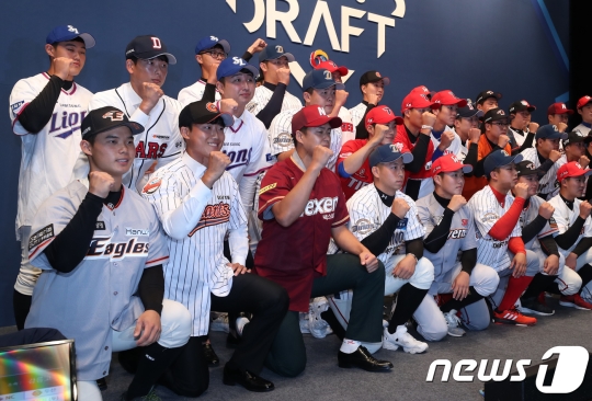 11일 서울 중구 웨드틴조선호텔 그랜드볼룸에서 열린 '2018 KBO 신인 드래프트'에서 1차, 2차 지명 선수들이 기념촬영을 하고 있다. /사진=뉴스1