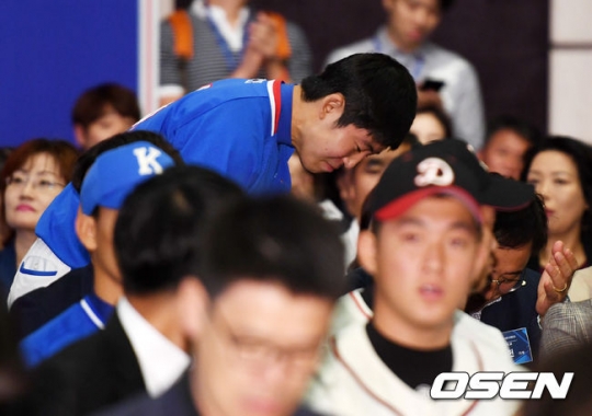조성훈이 지명 직후 고개를 숙여 인사를 하고 있다.